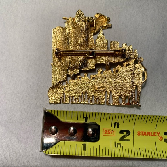 JJ Signed Flying Pig Pin Brooch City Skyline People Figural Designer Signed Pin - Picture 5 of 5